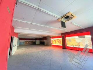 Local Comercial  Libertad. Se vende gran local esquinero en vinarós