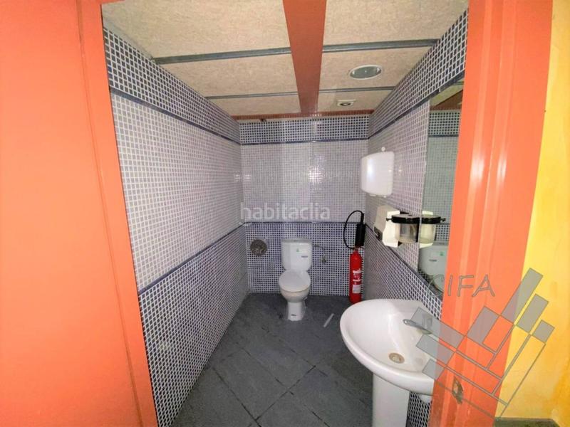 Foto d291f779-50b5-43ff-b0c3-e775253702a1. Local comercial se vende gran local esquinero en vinarós en Vinaròs
