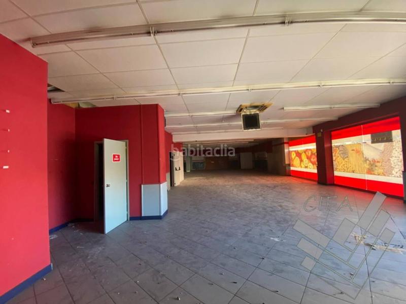 Foto f03df491-6d35-4f40-ab5d-58b76fbfea39. Local comercial se vende gran local esquinero en vinarós en Vinaròs