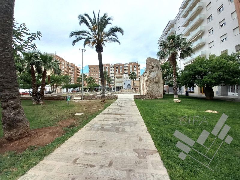 Foto 495622eb-d998-4a4a-9d78-2ce01a49d06e. Alquiler local comercial se alquila local diáfano esquinero en Vinaròs