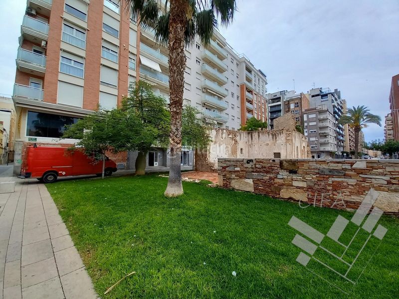 Foto fc137a0d-420a-4b35-ae0e-1f54bc12f352. Alquiler local comercial se alquila local diáfano esquinero en Vinaròs
