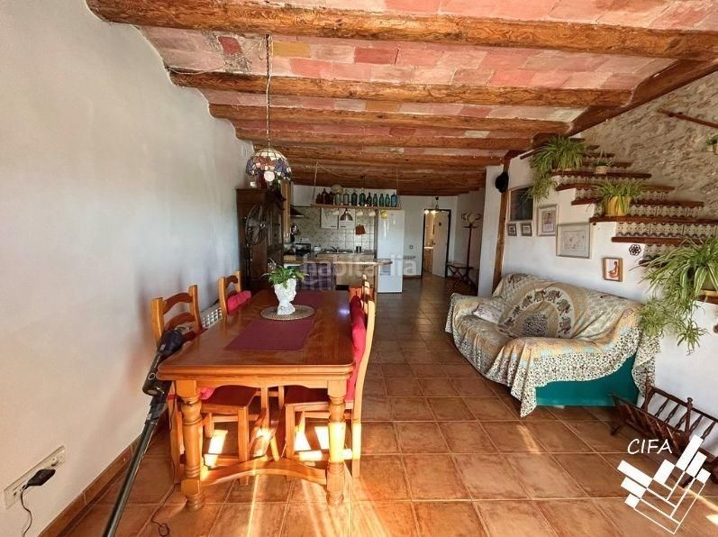 Foto 3202757f-3c16-4f7a-84a6-62f13d7954bd. Casa aparellada a Ulldecona