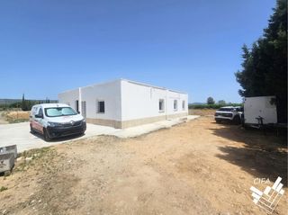 Terreny residencial  Plaza de polígono. Finca rústica con vivienda legalizada y placas solares en alcalà