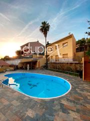 Chalet en Urbanitzacions. Casa a cuatro vientos con piscina, jardn y barbacoa