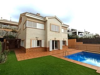 Casa in Vilassar de Dalt. Elegante casa con jardin y piscina para disfrutarla todo el año