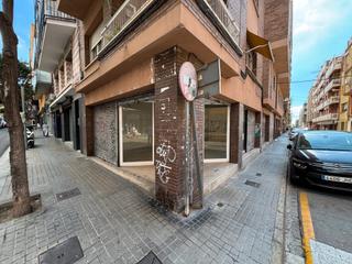 Location Local commercial  Carrer d'ignasi iglesias. Local esquinero y diafono
