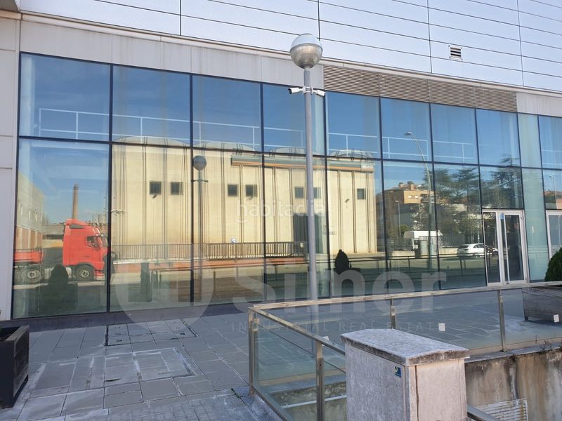 Foto c817772b-d398-4c01-93b3-2b9e81930f0c. Alquiler local comercial en Zona Industrial Barberà del Vallès