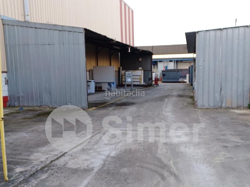 Foto ae183ec7-bcb7-4f29-8d77-f1598bbcb00c. Nave industrial en Montmeló