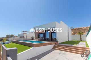 Maison à Los Ángeles. En venta villa independiente con vistas a benidorm