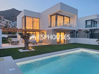 Casa a Berna 7. Villa de obra nueva con piscina independiente y jardín, junto a