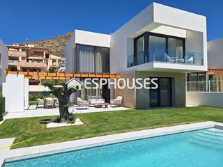 Casa a Berna 7. Villa de obra nueva con piscina independiente y jardín, junto a