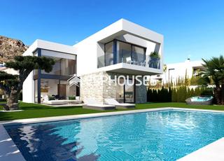 Maison à Berna 7. Villa de obra nueva con piscina independiente y jardín, junto a