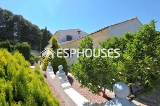 Casa a Guadalest. Hermosa casa de campo con una magnifica jardine y vistas al famo