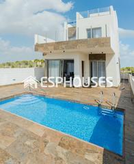 Casa a Los Almendros. Villa en una tranquila zona residencial cerca del mar, campos de