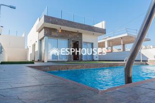 Casa a Los Almendros. Villa en una tranquila zona residencial cerca del mar, campos de
