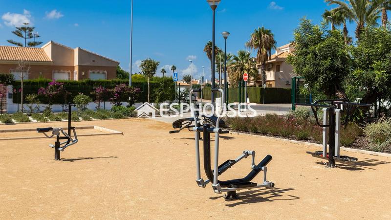 Foto d7de7487-b570-4106-bee0-04c306f0f883. Piano terra con parcheggio piscina in Playa Flamenca Orihuela