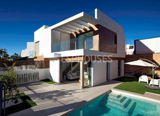 Casa a Los Almendros. Nueva villa con piscina y muchas posibilidades