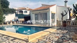 Casa a Gran Sol. Chalet de solo una planta con piscina, cochera y vista al peñon