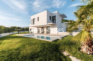 House in Golf Bahía. Villas de nueva construcción en sierra cortina