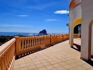 Casa a Pueblo. Villa con impresionantes vistas al mar, parking, piscina y jardi