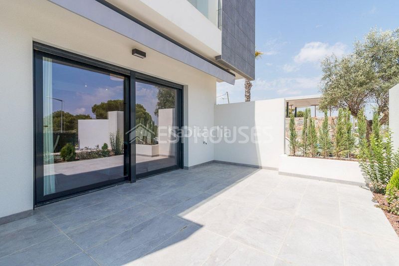 Foto 4e1ad0c5-73bc-4ba9-bb92-fecec6448949. Apartament amb aparcament piscina a La Florida Orihuela