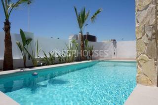 Casa a Miramar - Torre del Moro. Chalet de obra nueva a 300 metros del mar, con piscina privada.