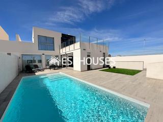 Casa a Los Belones. Villa inmediatamente lista para entrar a vivir con garaje subter