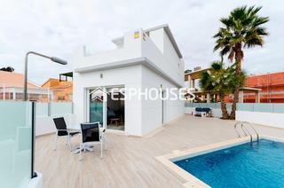Maison à Zona Carrefour - Urbanizaciones. Villa en torrevieja con vistas al lago salado rosa y cerca de to