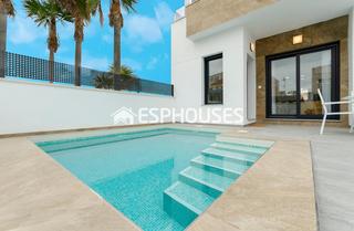 Casa a Zona Carrefour - Urbanizaciones. Villa en torrevieja con vistas al lago salado rosa y cerca de to
