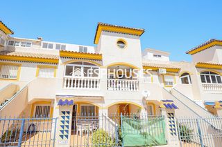 Casa adossada a El Edén. Planta baja con amplia terraza y piscina comunitaria en guardama