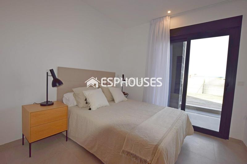 Foto 19c975db-a240-44f7-b2b5-a66dd9810ae3. Erdgeschoss mit parking pool in Torreblanca Torrevieja