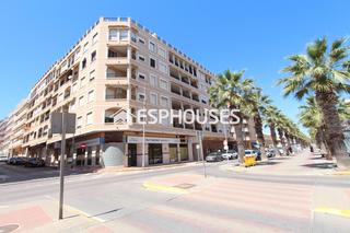 Apartament a Guardamar Playa. Piso de dos dormitorios con ascensor y piscina, a pocos metros d