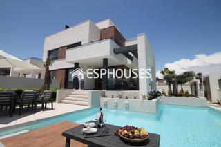 Maison à Zona Carrefour - Urbanizaciones. Villa de obra nueva en el chaparral, en torrevieja