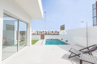 Casa a San Javier. Villa de obra nueva, con piscina, en san javier