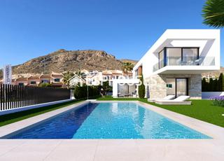 Casa en Golf Bahía. Villa con piscina privada en la urbanización sierra cortina, en