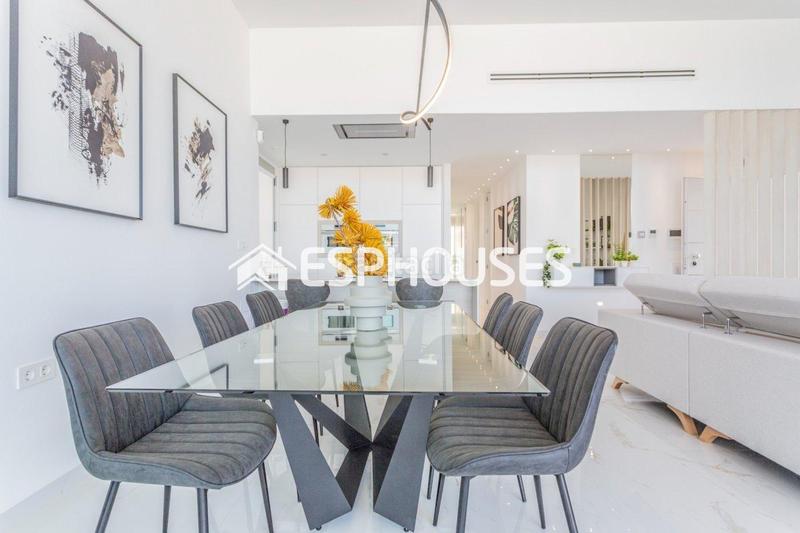 Foto bde554d8-2c2a-448d-8bc9-ce25a2b421d6. Casa amb aparcament piscina a Zona Carrefour - Urbanizaciones Torrevieja