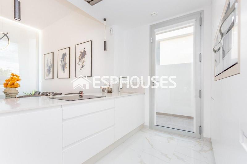 Foto f723b211-5223-4cc5-bc1e-b4e8260fa86b. Casa amb aparcament piscina a Zona Carrefour - Urbanizaciones Torrevieja