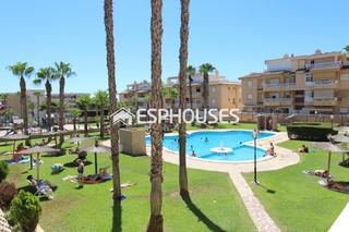 Apartament en Guardamar Playa. Dplex de 3 dormitorios con solarium, piscina y garaje a pocos m