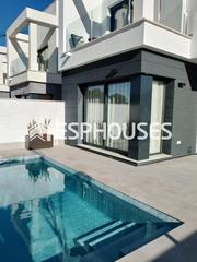 Casa a Santiago de La Ribera. Bonita villa moderna cerca de la playa