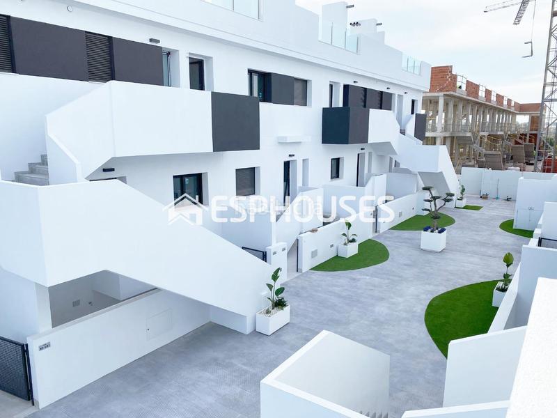 Foto 114a1eb6-6444-47fe-bca2-6f6f2dd15268. Casa aparellada amb aparcament piscina a Los Balcones-Los Altos Torrevieja