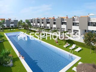 Casa a Aguas Nuevas. Adosado de obra nueva, de 2 dormitorios en planta baja con jardí