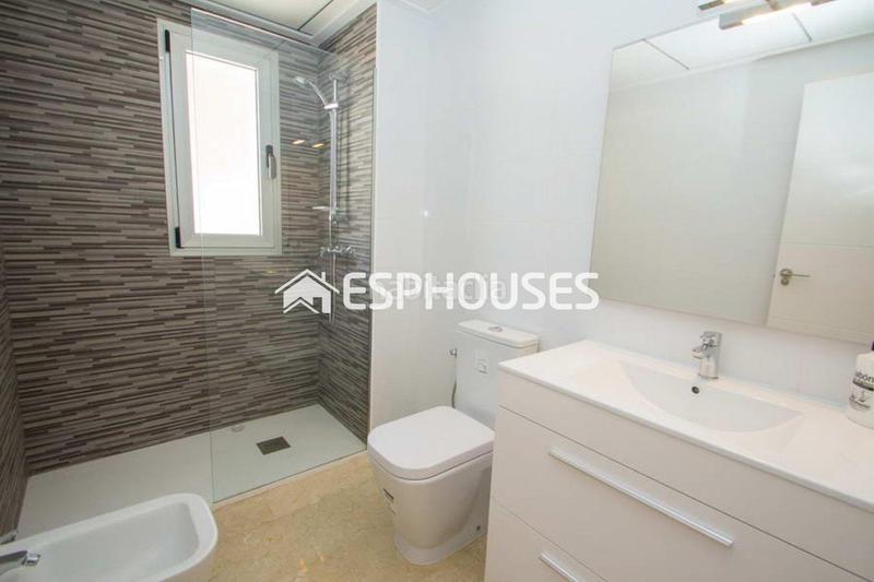 Foto 2b8f4653-5dd1-46a6-b9f8-06eaa567f514. Ground floor with parking pool in Villamartín-Las Filipinas Orihuela