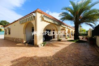 Casa aparellada a La Marina. Chalet pareado de 4 dormitorios con amplia terraza y cerca de la