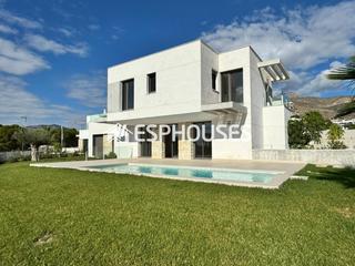 Maison à Golf Bahía. Villa moderna de obra nueva en sierra cortina
