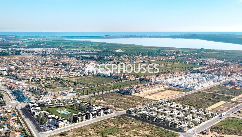 Foto ab1876ad-7d25-4ba9-bd95-e493a4de0dbd. Casa amb piscina a Rojales