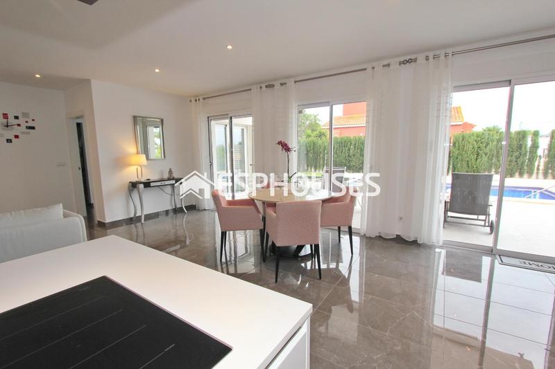 Foto 3e50ee93-34ef-4f44-8d55-5188f05c0c6d. Casa villa privada moderna de lujo en una sola planta con piscina privada en Busot