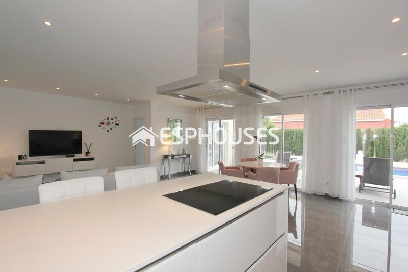 Foto ed8a823a-7576-47d3-bcdb-fa38e5bf7e52. Casa villa privada moderna de lujo en una sola planta con piscina privada en Busot