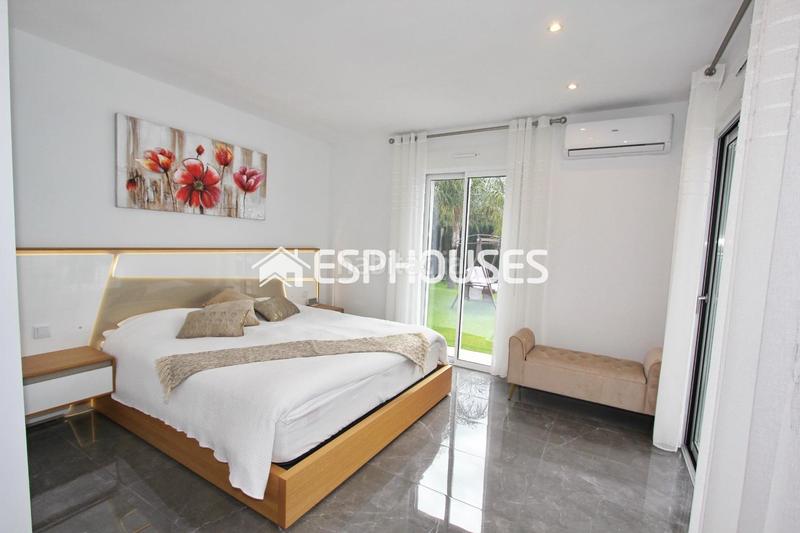 Foto f4c0b2d5-9ec7-462c-8afc-a4763c33567e. Casa villa privada moderna de lujo en una sola planta con piscina privada en Busot