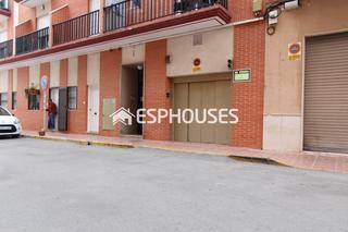 Aparcament cotxe a Pueblo. Aparcamiento subterráneo en el centro de guardamar del segura a