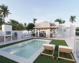 Casa en Polop. Villa independiente de obra nueva, con piscina, en polop